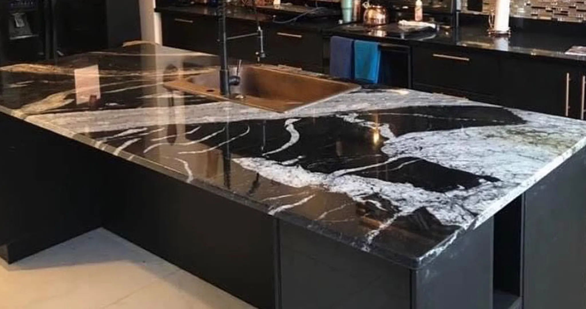 Гранит Maori в интерьере (остров)